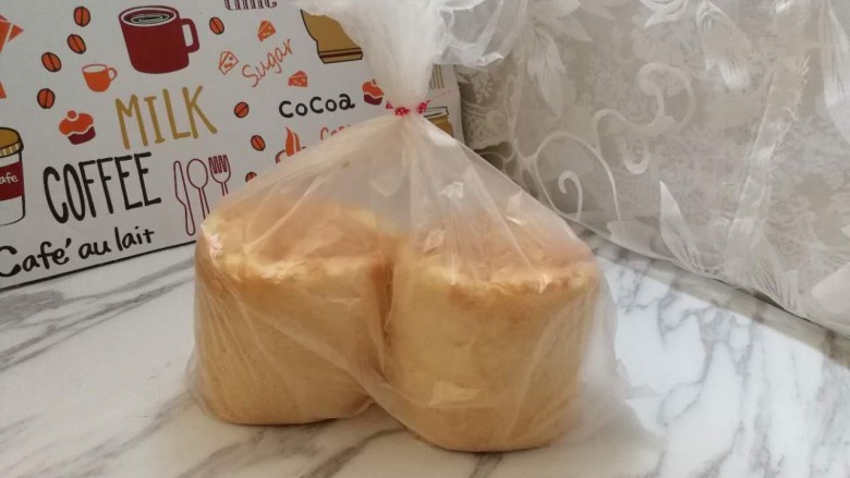 四寸加高戚风蛋糕,用保鲜袋装起来,放冰箱冷藏。