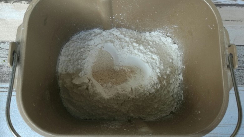 红糖烧饼,油皮内是所有材料全部放入面包桶,开启发面程序。(也可以手揉成光滑得面团)