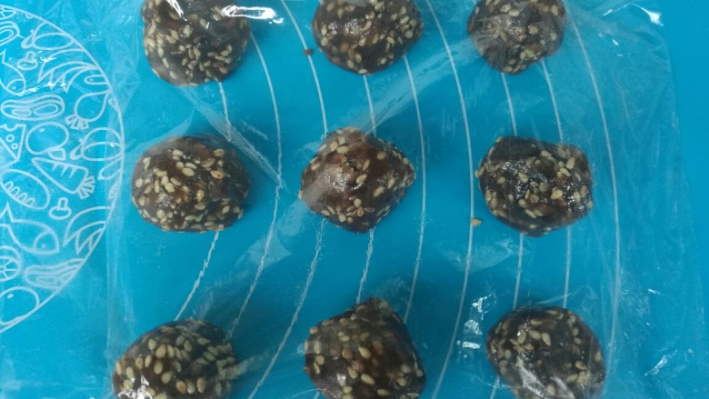 红糖烧饼,均匀分成9个小剂子,盖保鲜膜静置。