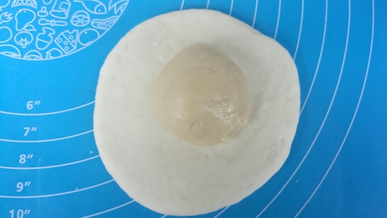 红糖烧饼,油皮擀成片,包住油酥,收口捏紧。