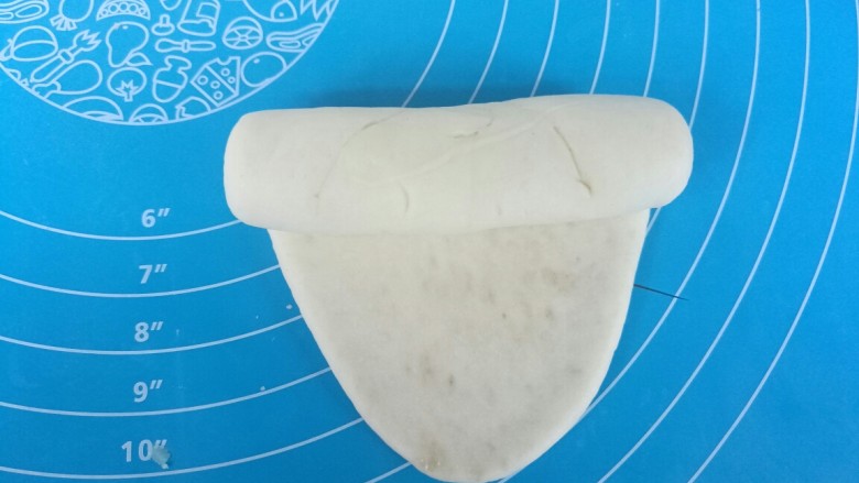 红糖烧饼,擀成长舌状,自上而下卷起。