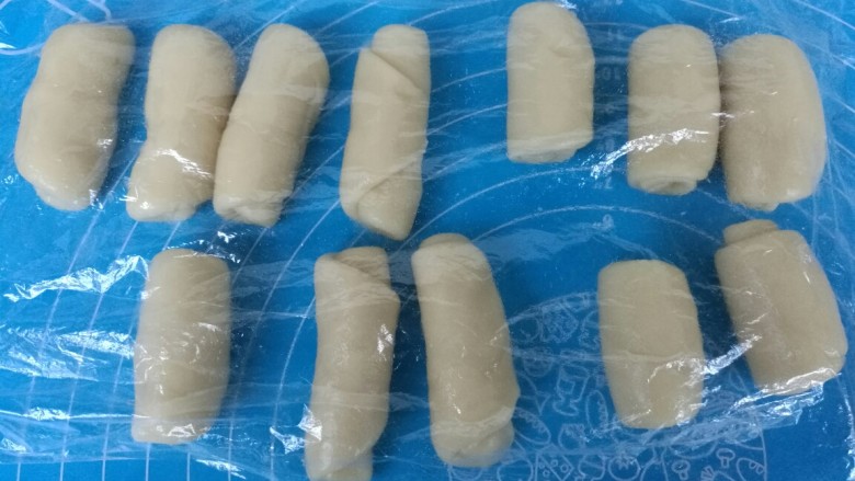 红糖烧饼,排列整齐,记住哪个先做哪个后做,按顺序排好。