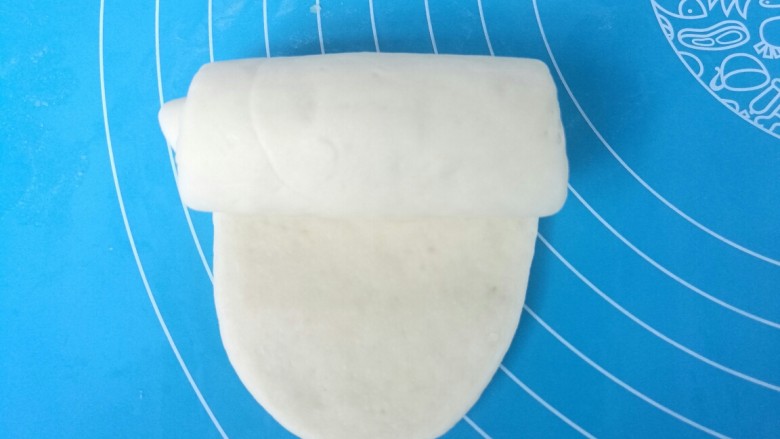 红糖烧饼,拿起第一个,重复10的动作,擀开,自上而下卷起。