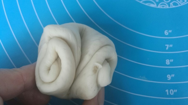 红糖烧饼,全部做好后,再拿起第一个,两头对折,向中间捏紧。