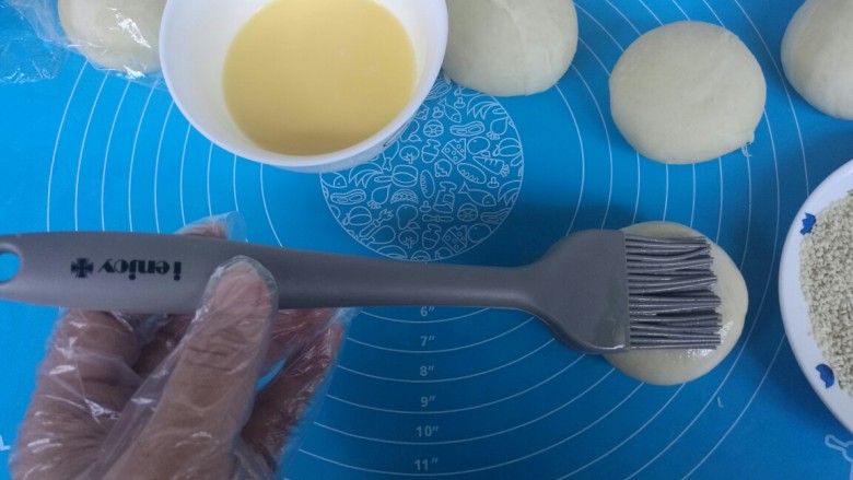 红糖烧饼,按扁,刷蛋液。