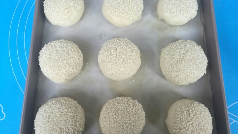 红糖烧饼,全部做好后,排列烤盘内。烤箱上下火200℃预热10分钟。