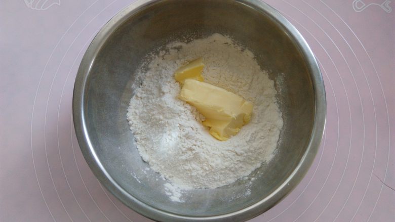 玫瑰酱香饼,油酥的材料混合,戴一次性手套慢慢把面团揉好
