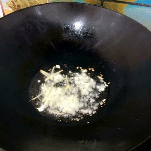 辣炒花蛤,锅中热适量油，放入蒜末，姜丝，爆香