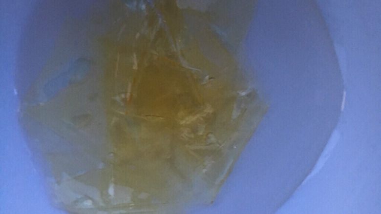 鸡尾酒冻,吉利丁片剪碎,加少许清水冰箱冷藏泡软