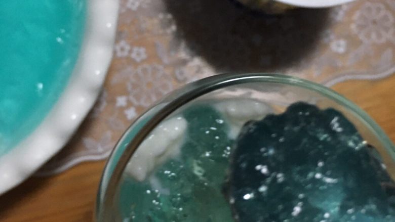 鸡尾酒冻,云朵挤好后继续填酒冻,一层一层往上填,直到杯口
