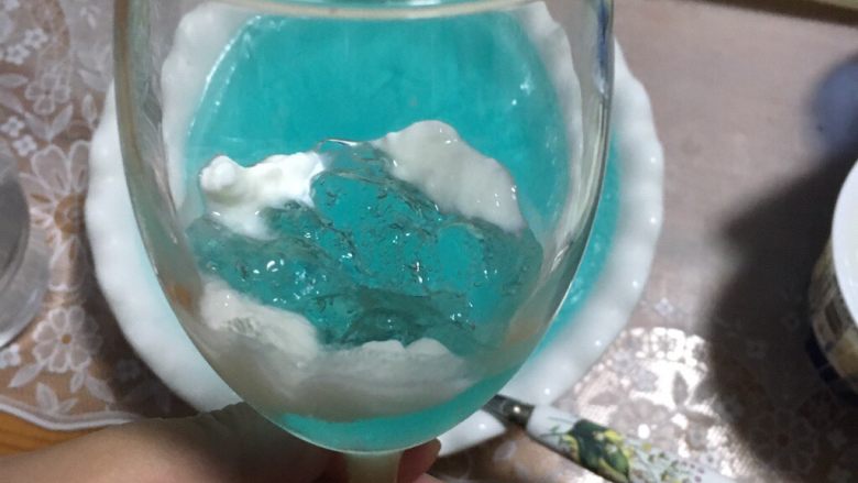 鸡尾酒冻,差不多拿起来观察一下,再挤