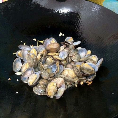 辣炒花蛤,爆香的锅中加入花蛤快速翻炒