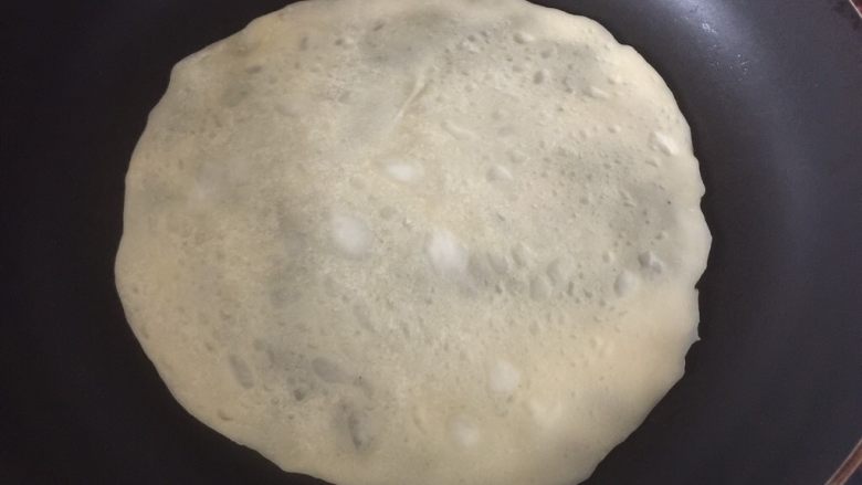 墨西哥薄脆饼配牛油果番茄莎莎,煎熟后翻面,煎好后取出备用