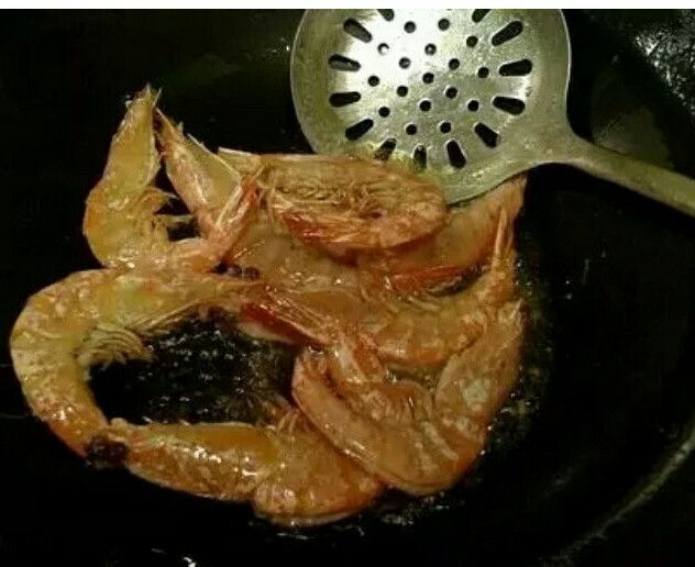 鲜味虾,锅中多倒油,烧至6、7成热,投入大虾,迅速翻面,变红起酥即捞出。