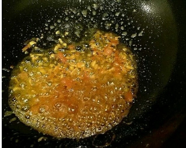 鲜味虾,锅中留少许油,下姜蒜炒香,中火,下番茄酱(约3小匙)或去皮切碎幻西红柿,炒出红油。
