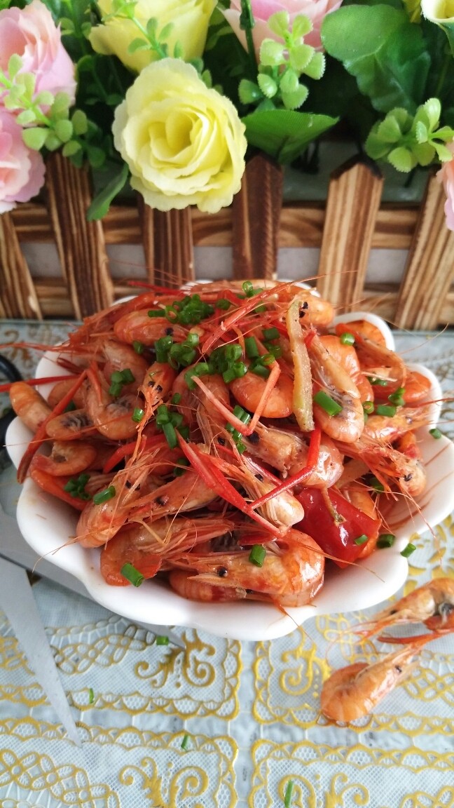 蒜辣河虾,调味,撒上葱碎装盘即可