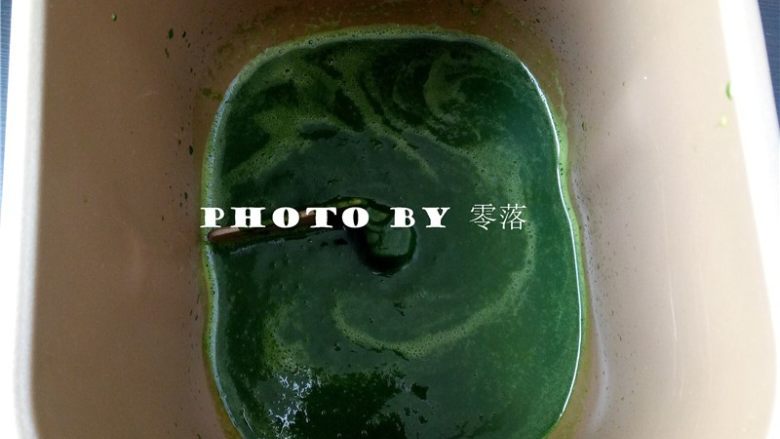 菠菜汤粑粑,将150g菠菜汁倒入面包桶;