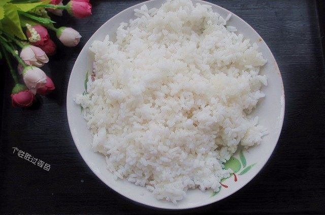 香葱炒饭,隔夜饭用手碾散