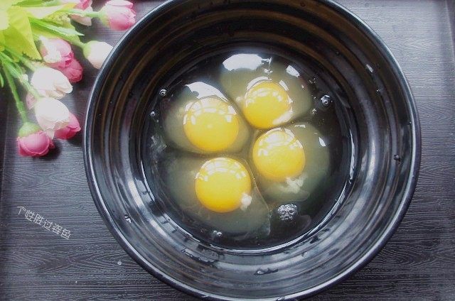 香葱炒饭,鸡蛋打入碗中,家一点点盐用筷子打散