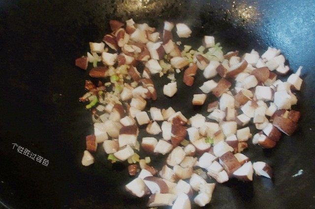 香葱炒饭,放入香菇丁翻炒变超出香味