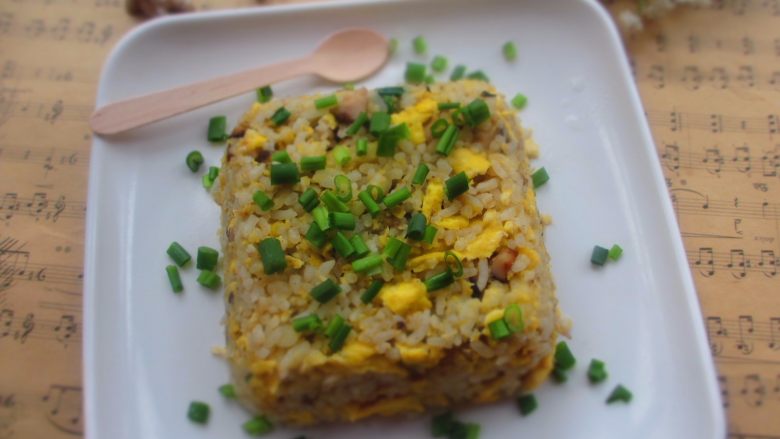 香葱炒饭,做法简单,吃起来也很赞