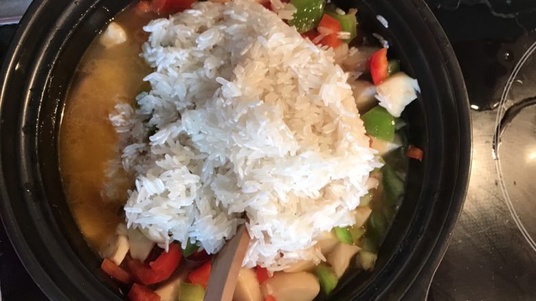 宝宝辅食之杏鲍菇彩椒煲仔饭 ,倒入米后搅拌翻炒