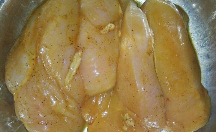 烤箱版鸡排,加入盐,姜丝,耗油,黑胡椒用手抓拌均匀