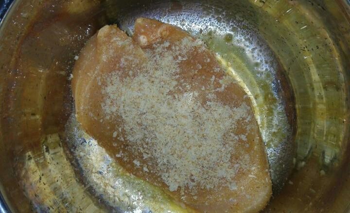 烤箱版鸡排,抖掉多余蛋液,均匀裹上面包糠