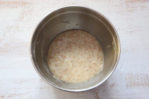 芝麻薄脆,加入芝麻,搅拌均匀。