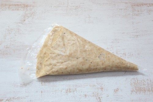 芝麻薄脆,将做好的面糊,装入裱花袋内。