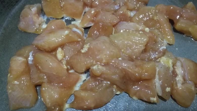 燕麦鸡胸肉蛋卷,不粘锅刷一层薄油,放腌好的鸡胸肉翻炒