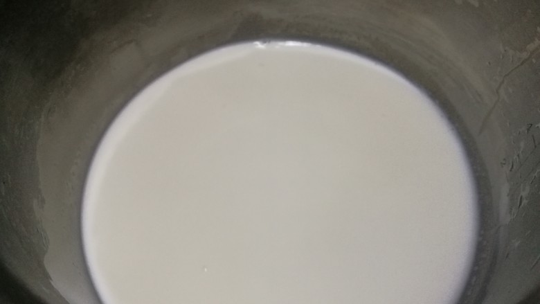 燕麦鸡胸肉蛋卷,开始做饼啦
牛奶倒进锅中加热,微波炉加热也可。