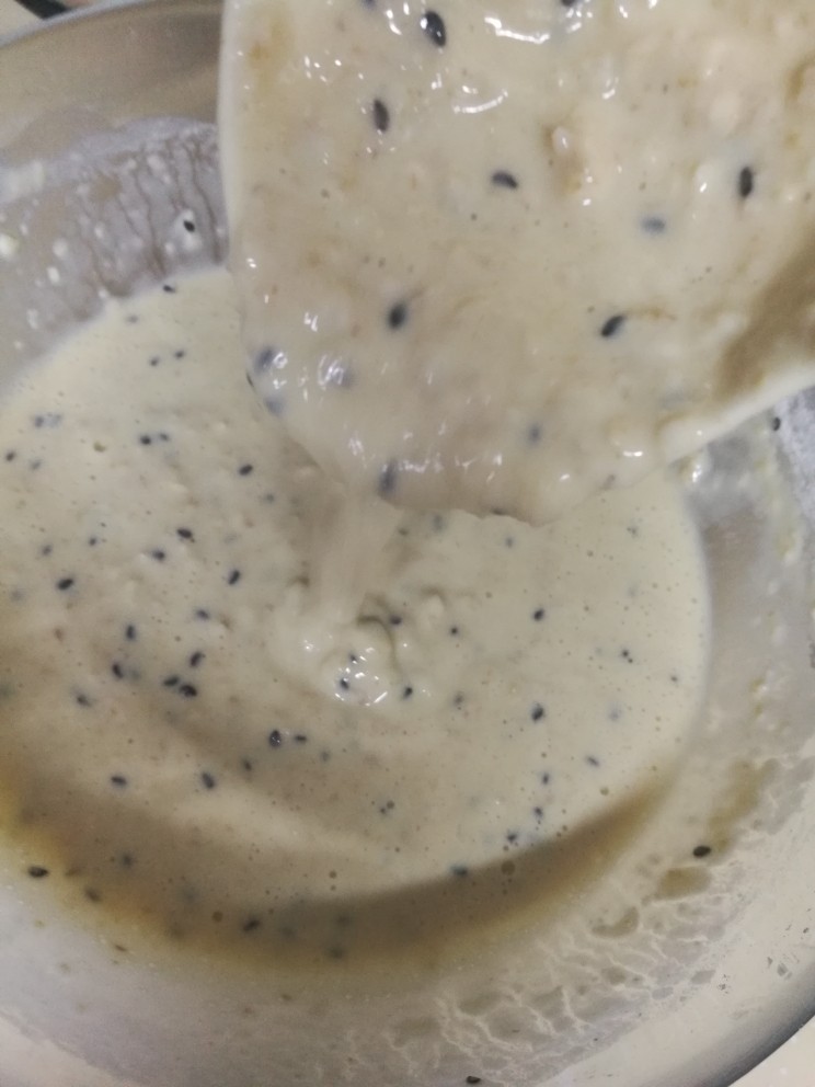燕麦鸡胸肉蛋卷,搅拌均匀后,看下面糊状态。因为燕麦吸水性强,如果此时面糊比较浓稠,可以再加些水调整下。面糊稍微稀一点,饼比较容易成型不散。就跟做糊塌子一样。