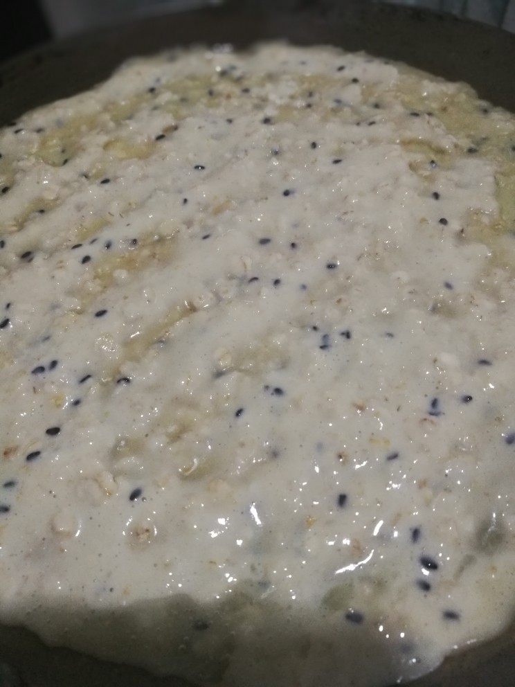 燕麦鸡胸肉蛋卷,平底锅刷一层薄油,如果是不粘锅可以不刷。小火,舀一勺面糊进去,先左右晃动使面糊均匀在锅里铺平,这里可以看到如果面糊太稠,面糊不会轻易流动,需要用勺子,竹蜻蜓等辅助工具在锅里铺平。
整好形后再开中火或大火,略微煎到表面变色,再翻面继续煎1分钟,即可出锅。