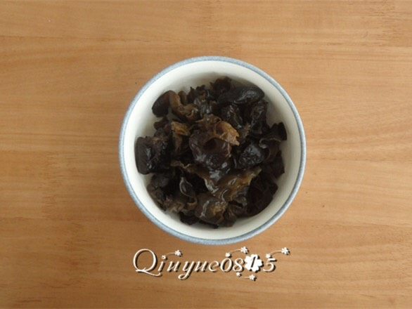 鱼香肉丝,<a style='color:red;display:inline-block;' href='/shicai/ 233'>木耳</a>泡发洗净