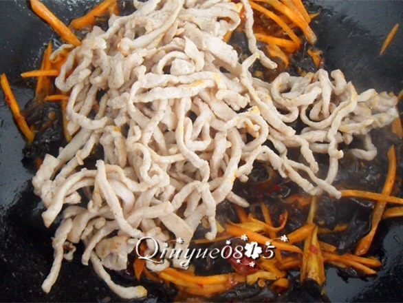 鱼香肉丝,放入肉丝翻炒均匀,调入鱼香香汁儿,最后用水淀粉勾芡。