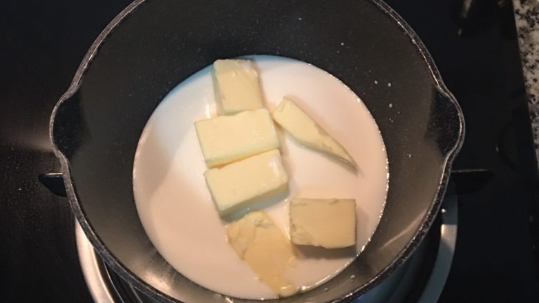 巧克力戚風蛋糕,先將奶油和牛奶加熱到奶油都溶化。