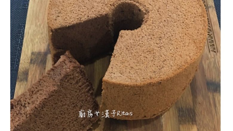 巧克力戚風蛋糕,待完全放涼後,再進行脫模即可。
