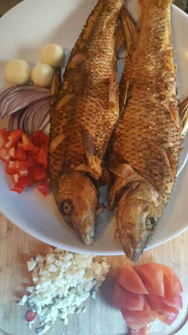 茄汁沙勾鱼,入热锅,煎制鱼皮金黄酥脆