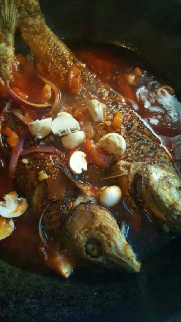 茄汁沙勾鱼,热油下锅,佐料爆香