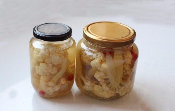 腌渍花椰菜,静置在阴凉处,至少入味2-3天后才食用。如果不打开赏味期可以长达数月。打开后要冷藏。这花椰菜口感是脆的。一起腌渍的洋葱也好吃。