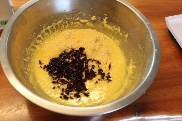 蔓越莓玉米粉饼干 Zaletti,加入玉米粉和果干,拌匀。