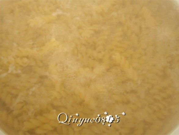 牛油果螺丝意面,螺丝意面根据自己口感,煮约8至10分钟。