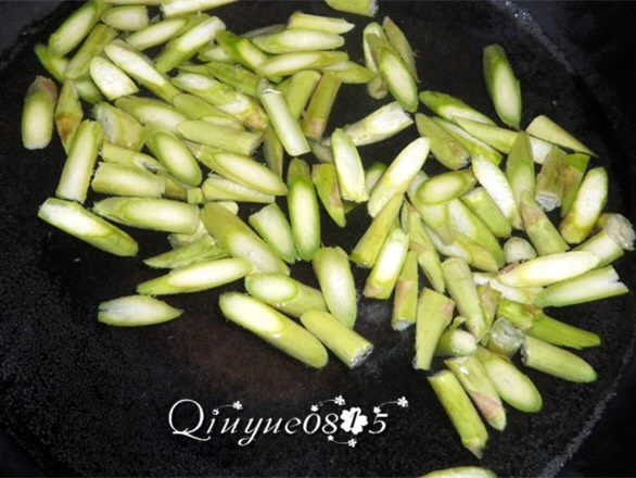 牛油果螺丝意面,水锅放一丁丁油和盐,焯一下芦笋