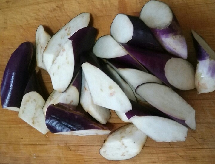 面拖炸茄,<a style='color:red;display:inline-block;' href='/shicai/ 58'>茄子</a>切滚刀块