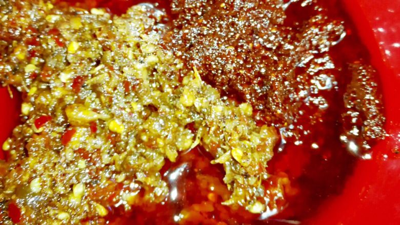 秘制干锅排骨,秘制辣椒酱😄,黑妞独创!悄悄告诉你们在外面买炒龙虾的调料,回来炒干锅也超级美味。