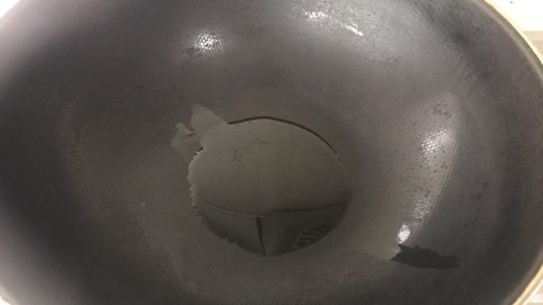 虾仁什蔬炒面,锅内倒油
