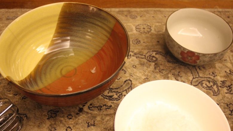 🌘黑暗料理🌒黑芝麻抹茶马卡龙,准备好一个大碗,把另外两个蛋白放到碗里,把<a style='color:red;display:inline-block;' href='/shicai/ 869'>白砂糖</a>也准备好