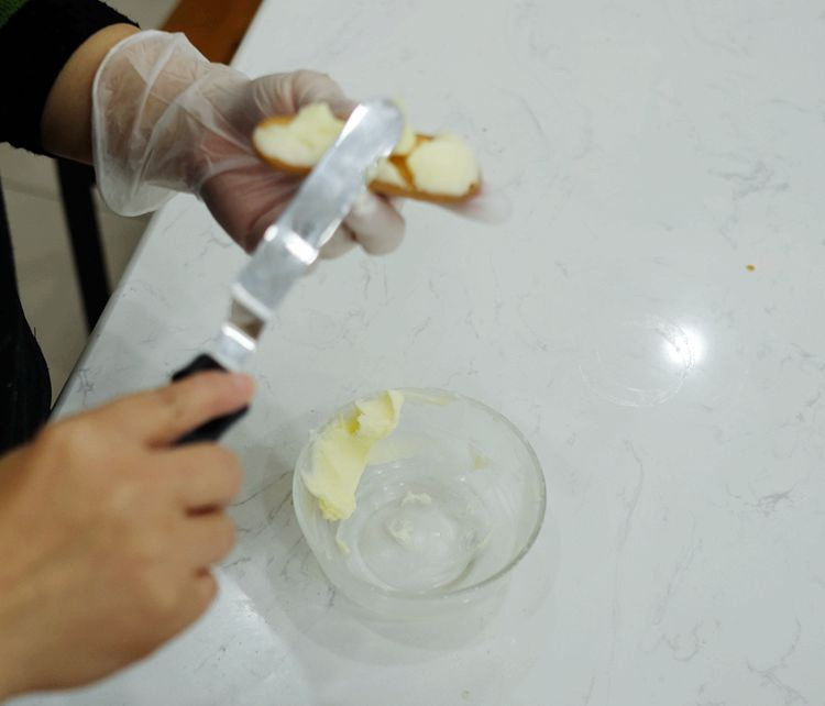 牛粒(台式马卡龙),将打好的夹陷儿用抹刀抹在烤好外壳上,两个并一起,这样就做完啦!