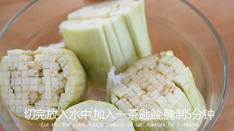 大厨教你做素斋馆里的“松鼠桂鱼”简单美味,切完放入水中,加入一茶匙盐,腌制5分钟